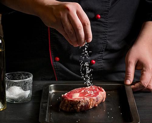 夜深了,给自己煎一块智利进口牛排!