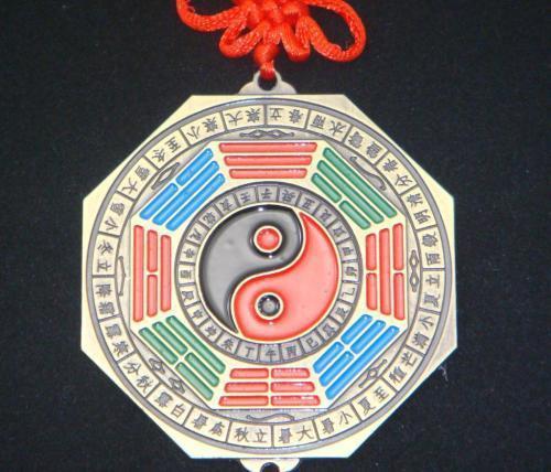 如果门对门邻居挂上八卦镜, 万万要让他拆