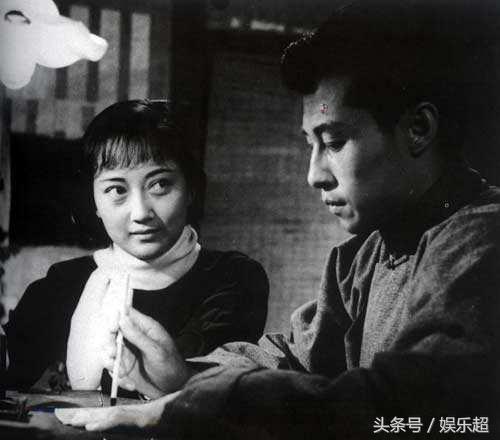 86岁王心刚全家照，儿子竟也是大帅哥，他长期照顾有病妻子的故事