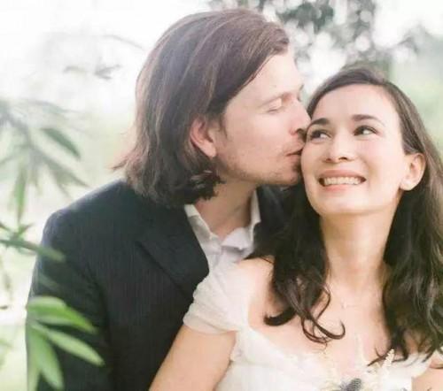 卢靖姗昔日恋人被扒,半年前与法国男友合拍婚纱照