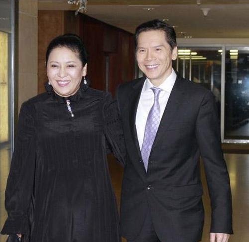 向华强到底有什么背景啊，在香港为什么那么牛