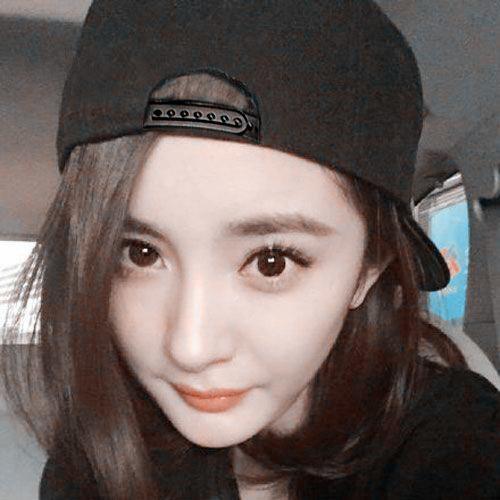 女星反戴鸭舌帽玩自拍,杨幂少女,赵丽颖呆萌可