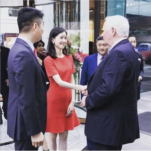 坐拥百亿集团总裁之女章泽天，为何选择嫁给大19岁的刘强东。