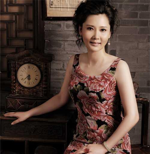 54岁何赛飞年轻美照曝光：一生一世一双人，却有一事遗憾至今