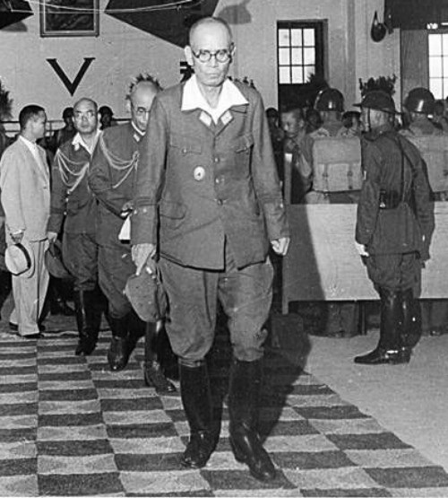 军事法庭上,蒋介石宁可放过冈村宁次,也要枪毙这个日本战犯