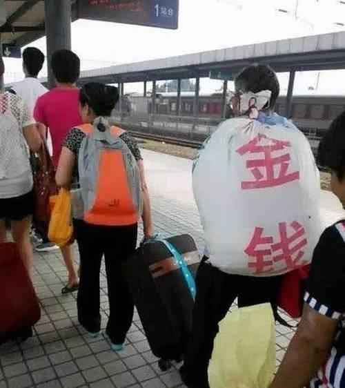 10个搞笑笑话:过年回家,老大爷赚的钱真多呀,我都担心