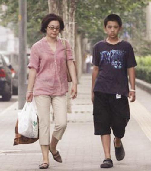 20岁一剧成名，25岁嫁鬼佬，34岁独自带儿子回国，儿子长得有点丑