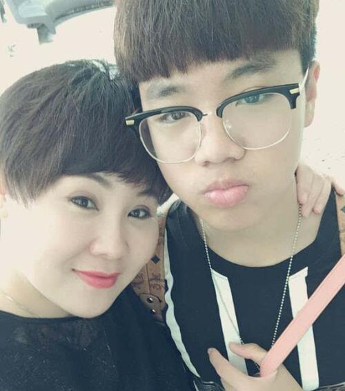 “刘能”王小利全家近照，前妻漂亮有气质，两任妻子都生一儿子