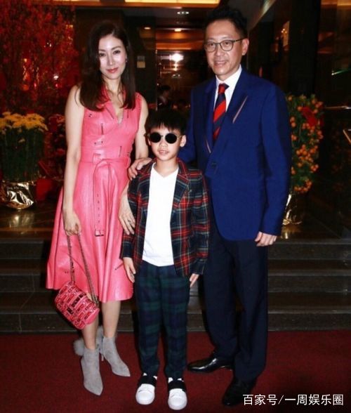 48岁李嘉欣一家三口现身,富商老公不但多金还帅气!