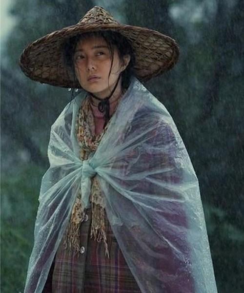 女星穿雨衣, 范爷有"大妈同款", 周迅却穿出"被绑架"的既视感