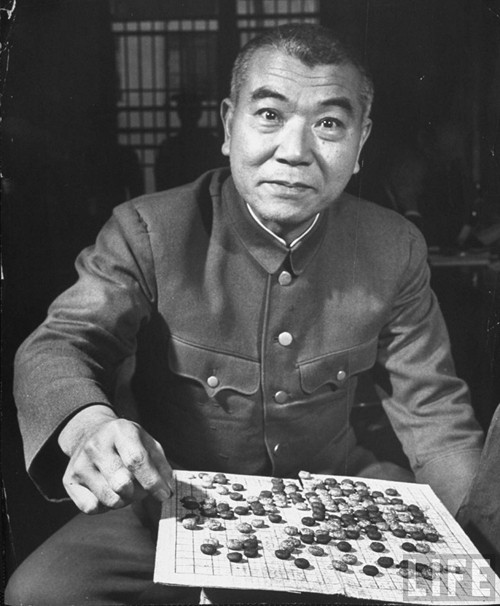 在监狱中抽烟的甲级战犯土肥原贤二.土肥原是中国通,在中国坏事做尽.
