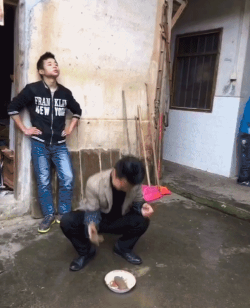 爆笑GIF:小伙子,多大了,還玩泥巴,在做啥東西呀!