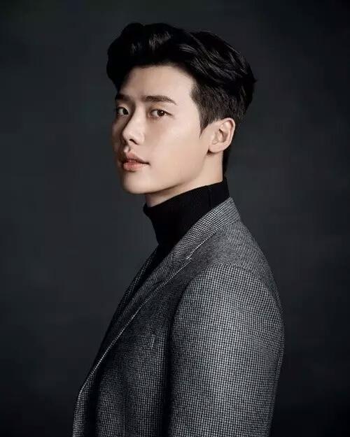 韩国人气明星李钟硕,网友:始于颜值,忠于演技,陷于人品