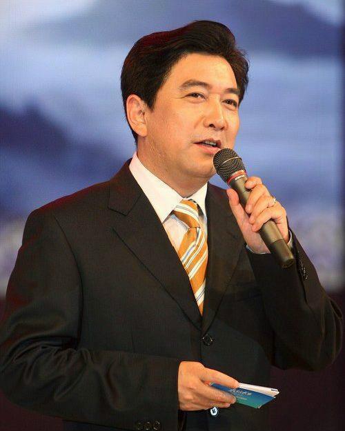 央视名嘴水均益近照，小13岁二婚妻子才貌双全，23岁女儿长相甜美