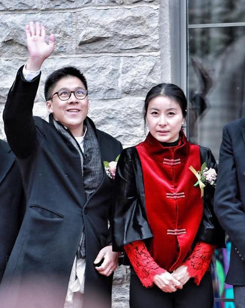 英亲王赠《远国的凤冠》,豪门媳妇郭晶晶正式