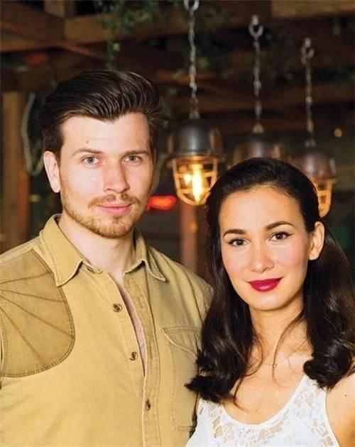 卢靖姗曾经接受过外籍男友的求婚,还一起拍了婚纱照