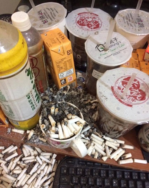男子半月没出门，门内突然飘出一阵恶臭，房东打开门吓坏了