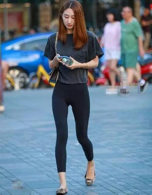 街拍: 各种美女紧身裤穿搭, 好身材都爆棚不住了