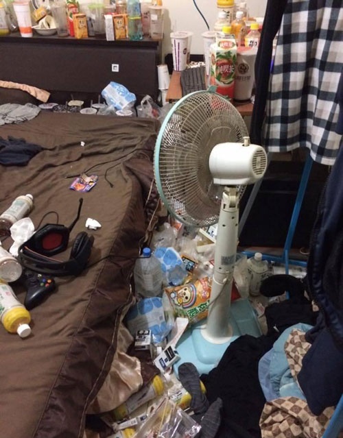 男子半月没出门，门内突然飘出一阵恶臭，房东打开门吓坏了