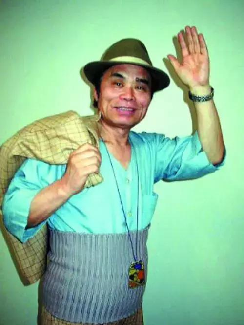 交不起房租,在公园椅子躺了三个月后,他炼成了