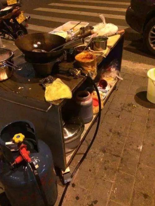 路边摆摊卖炒粉的小摊一年究竟能挣多少钱?