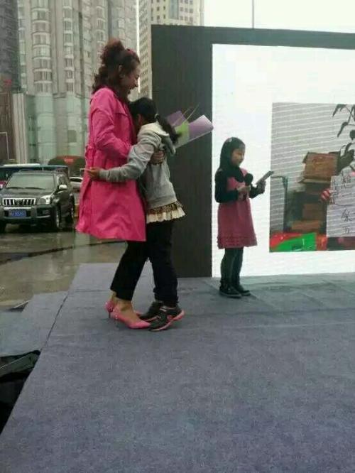 《变形计》城里娃回家继续打架泡夜店, 她却回农村心甘情愿!