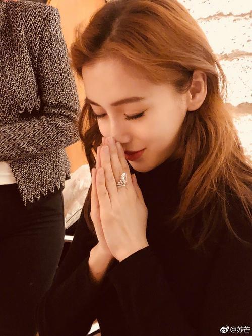 angelababy钻戒,刘诗诗钻戒 angelababy过生日钻戒太显眼, 但是网友都在讨论她的双眼皮