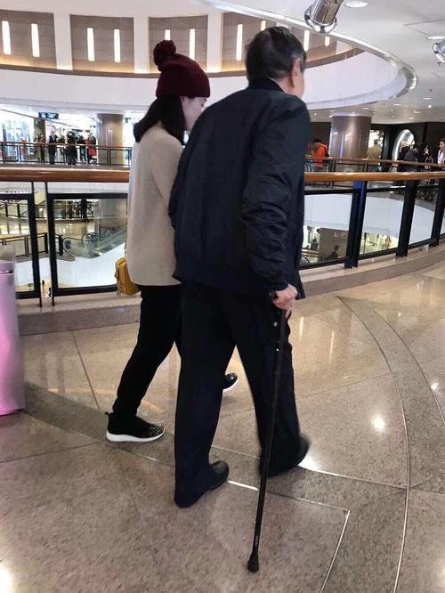 杨振宁翁帆手牵手逛街 神秘小孩随行