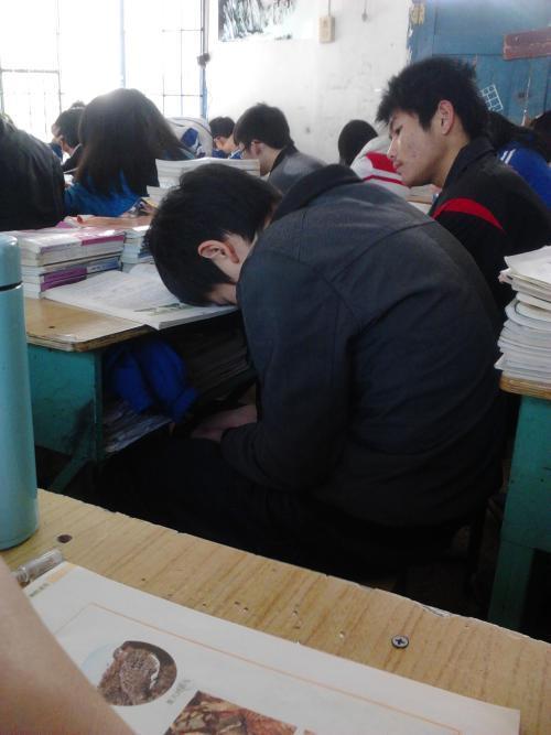搞笑: 盘点学生上课玩手机的奇葩方式, 你用过哪一种?