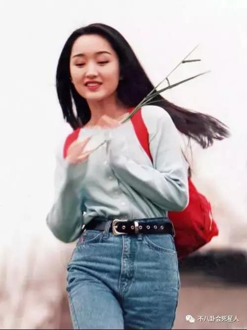 47岁杨钰莹不见老态但看了她年轻时的照片才知道为何她会红