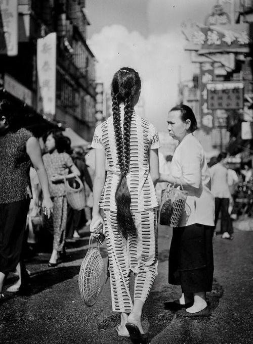历史罕见老照片:图为50年代香港,女孩的辫子.