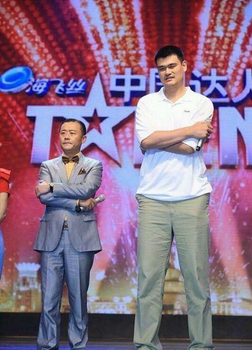 65米与身高2.26米的姚明站在一起更像一个小孩子有没有.
