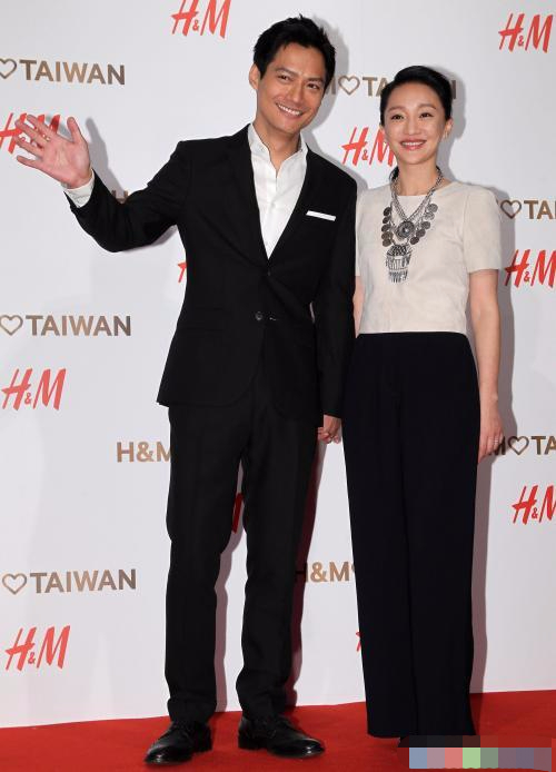 周迅回老家没带高圣远引婚变猜测 男方三天前