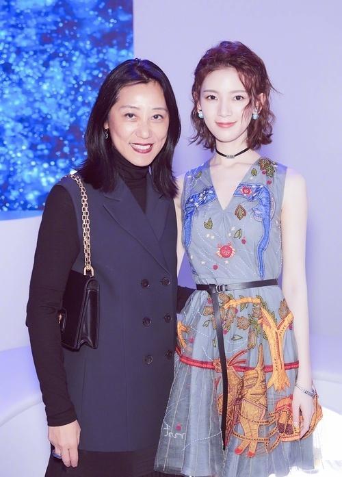 陈瑶穿迪奥像小仙女 网友: 还是不如赵丽颖