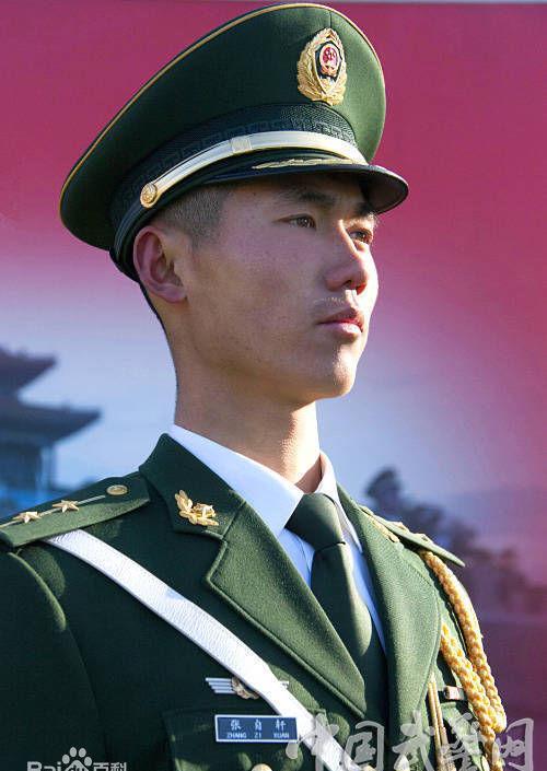 95年天安门国旗手张自轩被赞为“全中国最帅的男生”