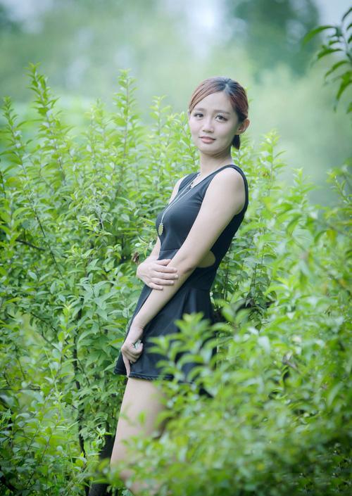 白皙美女户外清纯写真 形象气质俱佳