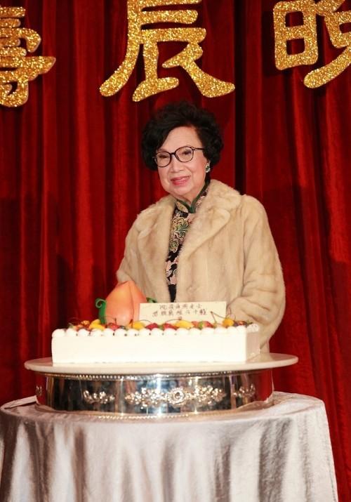 梁舜燕85岁大寿获好友祝贺 薛家燕花大衣喜庆汪明荃朴素风