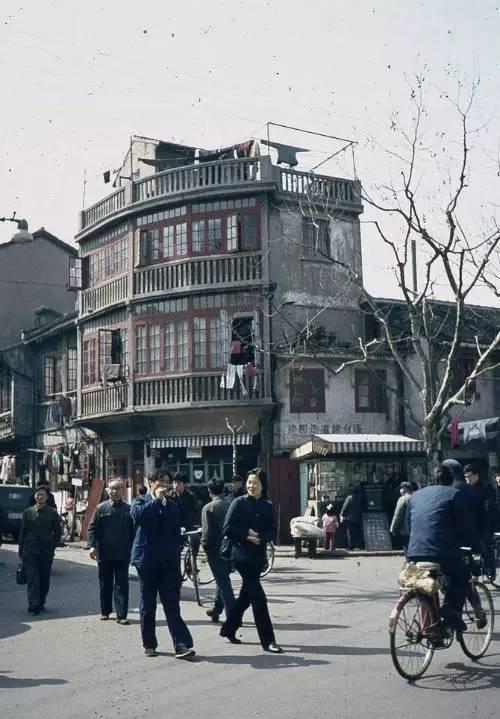 收藏了几十张70,80年代老照片,怀念上海的纯真年代