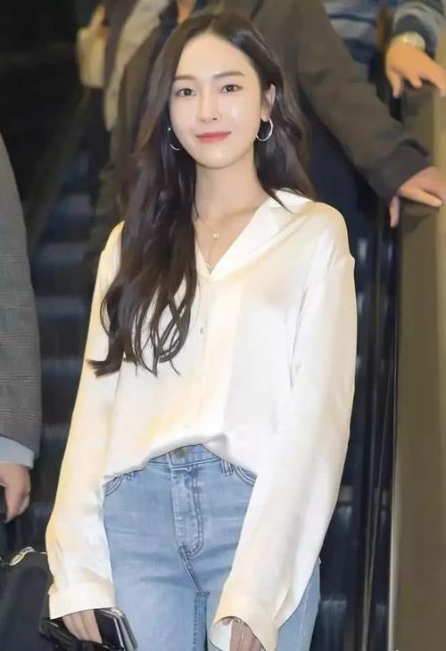 因为爱穿粉丝美女还给她取了a粉丝女称号的衬衫.的戴美瞳总裁图片