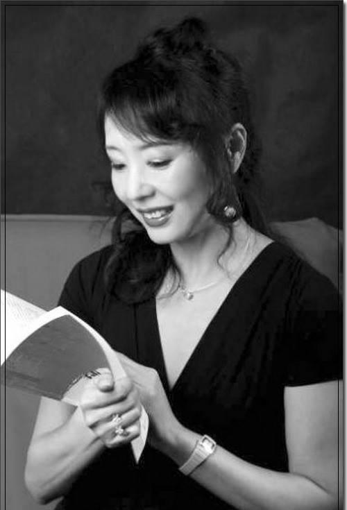 高晓松曾经赞美过: "严歌苓这样一个美的女人, 不怜悯自己, 不怜悯