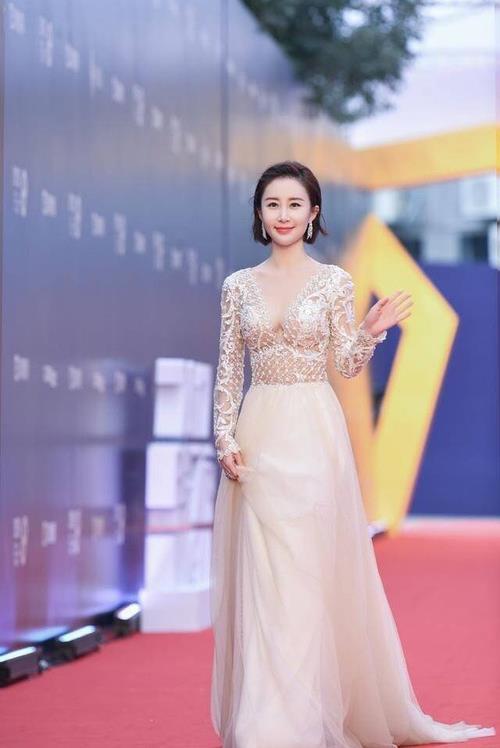 舒畅街拍写真出席活动气质倍佳白得发光 演技好还长相甜美