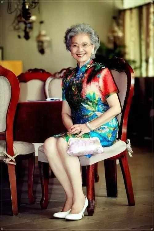 都说赵雅芝是优雅不老女神,那是你没见过这位86岁的老
