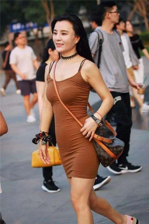 街拍时尚|牛仔沙滩+包臀裙,性感美女,秀长腿就简单!性感出汗3短裤图片