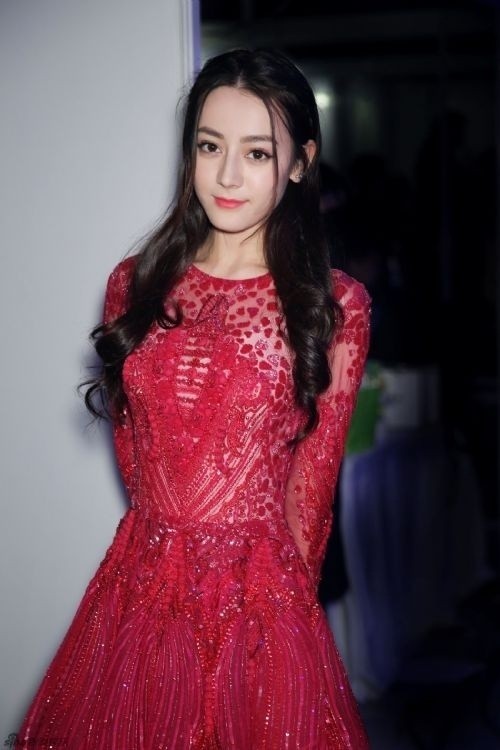 迪丽热巴穿上礼服之后,真的是太美了