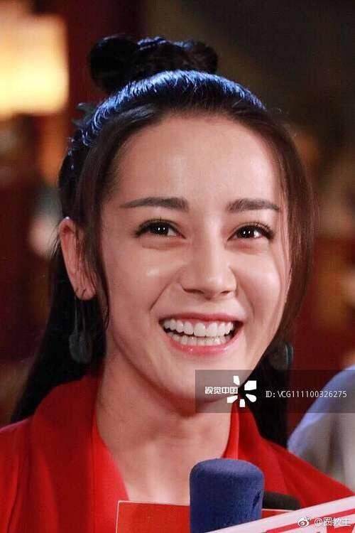 原来看到的迪丽热巴"素颜照"都是假的,这才是真正素颜,摄.