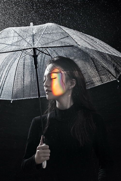 近日,张韶涵曝光最新拍摄的一组时尚大片,该组写真张韶涵在大雨中