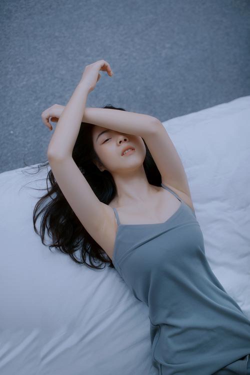 女人的感情是风中的摇叶飘到那里没有方向!