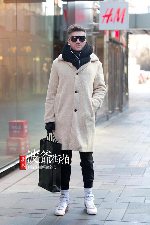 冬季男士街拍穿搭,走路带风的大衣红色最亮眼!