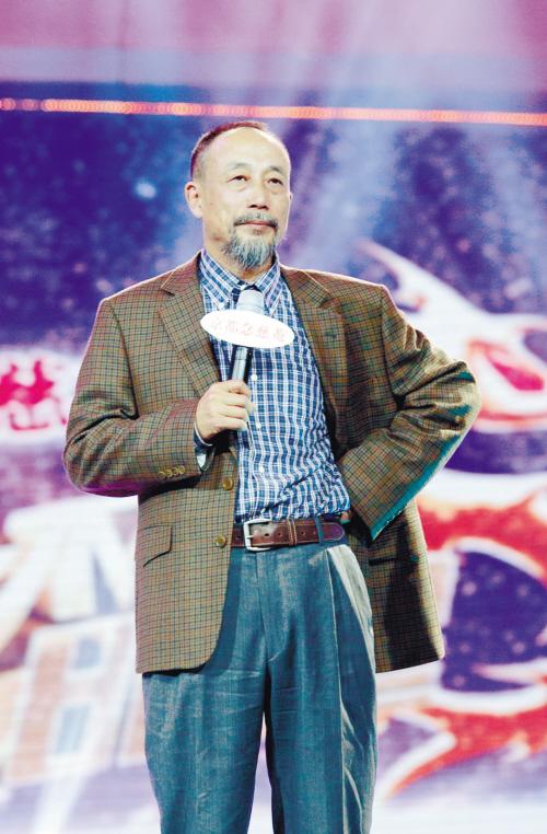 初婚痛失爱子自责不已，娶二婚妻子，今满头白发被誉为中国好继父