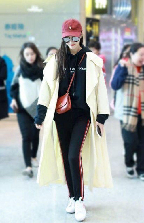 佟丽娅现身机场,带帽卫衣配大衣,杨幂唐嫣也爱